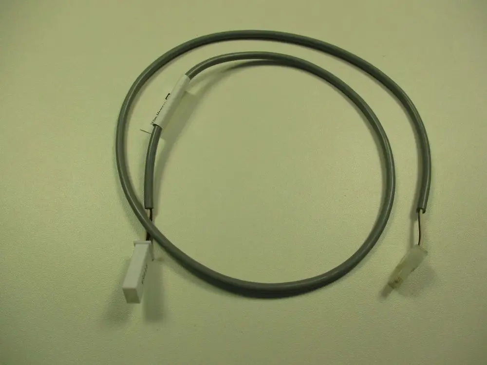 Zwei graue Kabel mit weißen Steckverbindern, möglicherweise für eine PWM-Pumpe, hergestellt von Remeha, auf einem hellen Untergrund.
